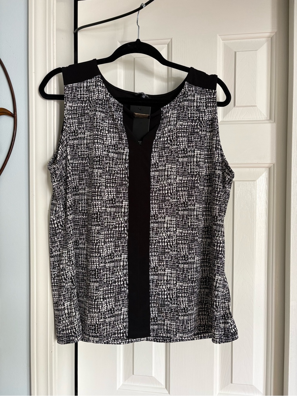 Jones New York Black & White Patterned Sleeveless Shell